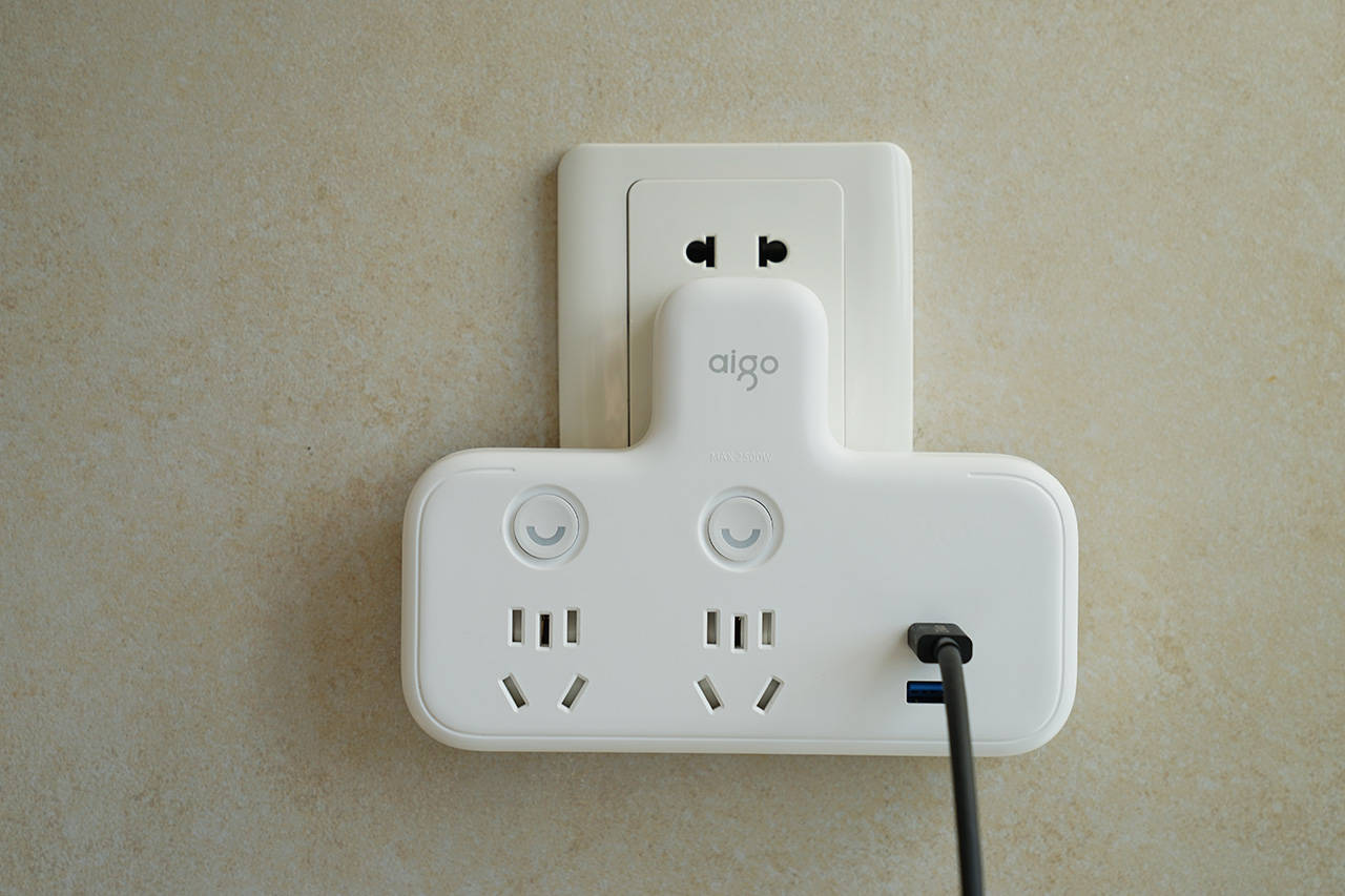 插座不够用再开多一个插座怎么装,插座不够用一个转换器就能搞定