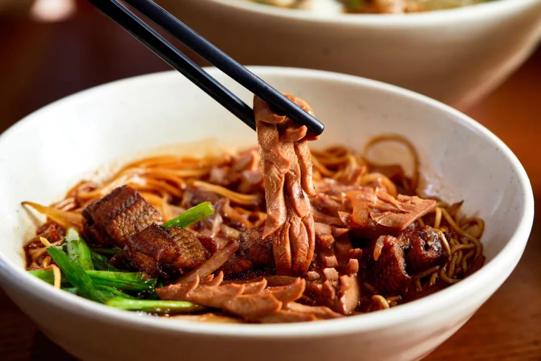 一到10月挤破头，这小镇也太好吃了吧