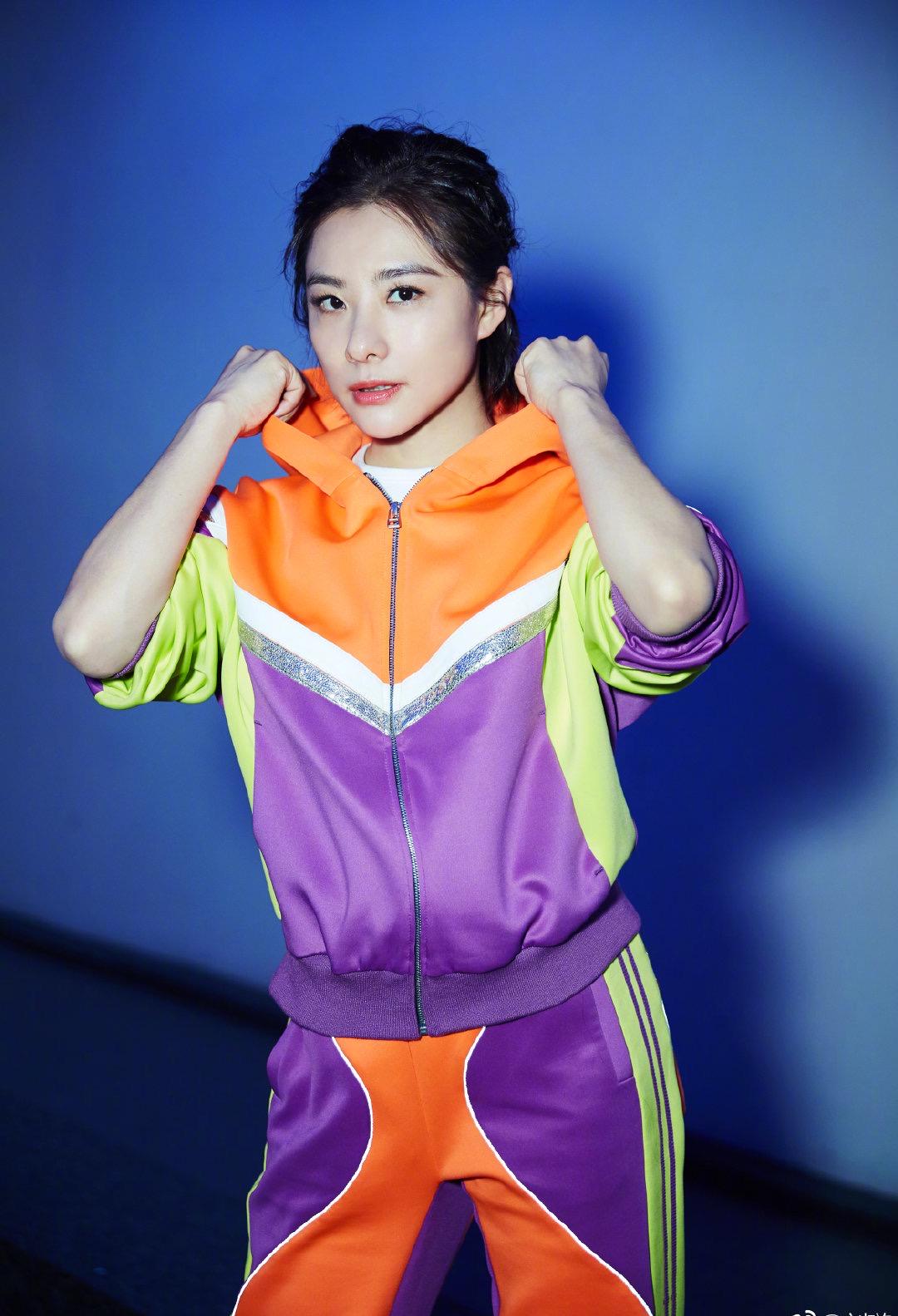 刘璇大秀一字马为运动员加油助威,刘璇回应孕期倒立