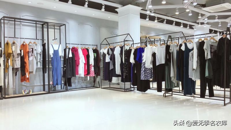 怎么找厂家直销衣服货源,批发服装网上哪里进货最好