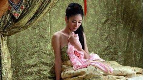 故事：漂亮姑娘膝盖流脓不止，华佗说，那是因为有一条小蛇在里面