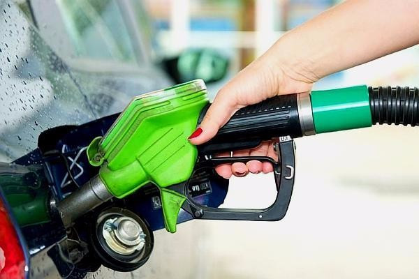 汽车一次加满油好还是加一半好,汽车一次性跑2000公里有害吗