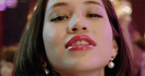 大牌口红和廉价口红上嘴的差别 (口红再贵也涂不出效果)