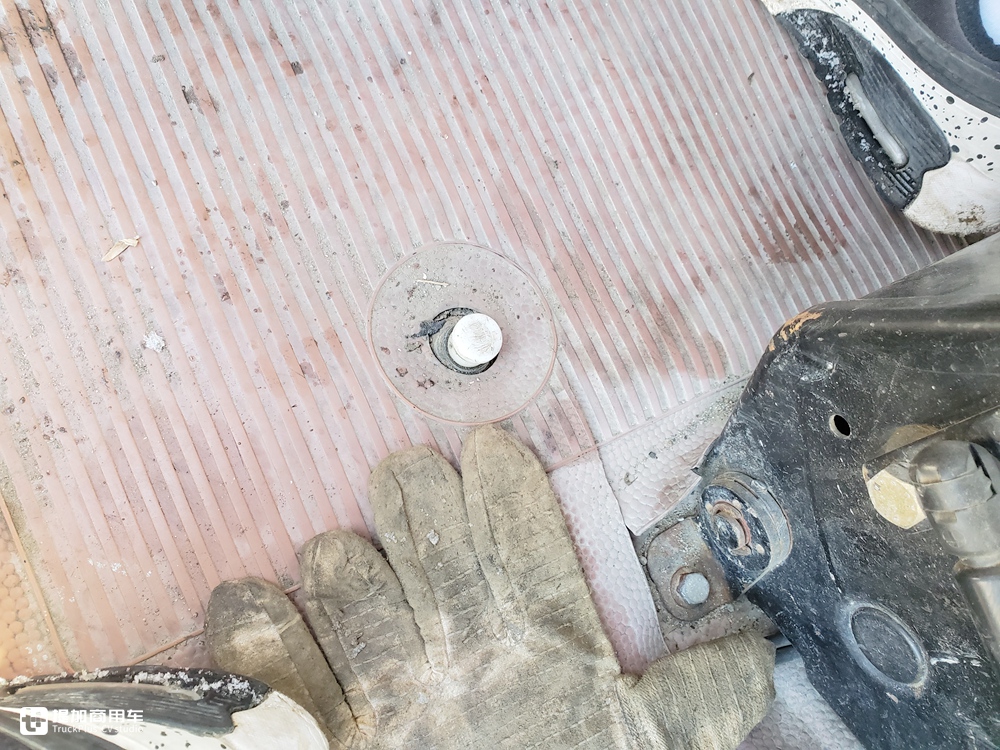 当年国家建设的主力军，排量达惊人的18升，实拍奔驰NG4850大件车