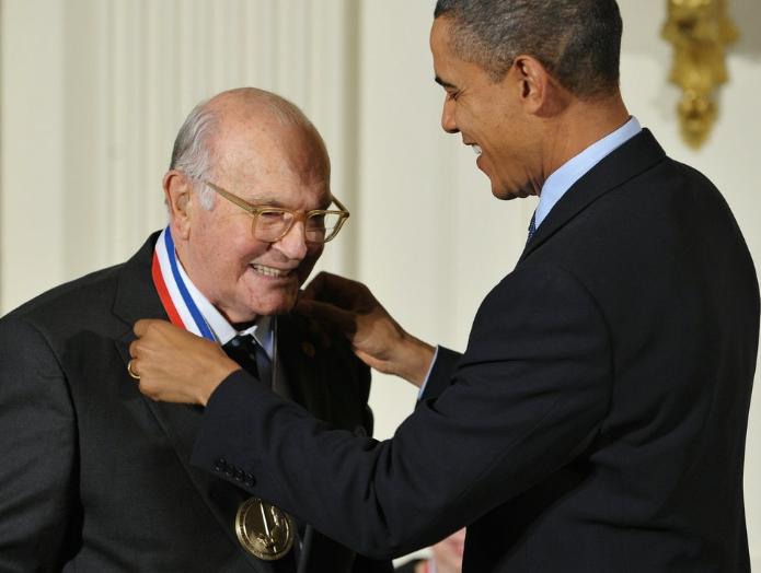 强力胶之父的无心之作:越战美军军医必备的止血*剂喷**