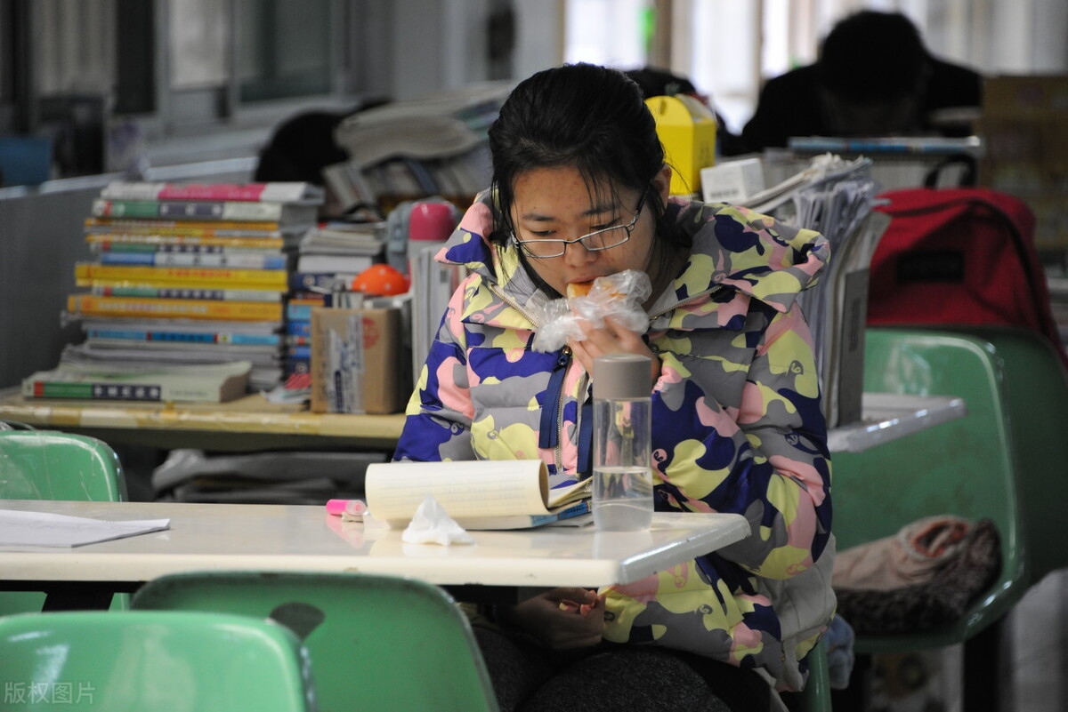 初中生熬夜学习到几点合适,初三孩子熬夜学习需要家长陪吗