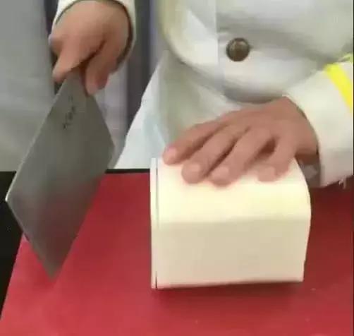 挑*刀战**工,一块面包切80片,中厨不说话拿出一截萝卜