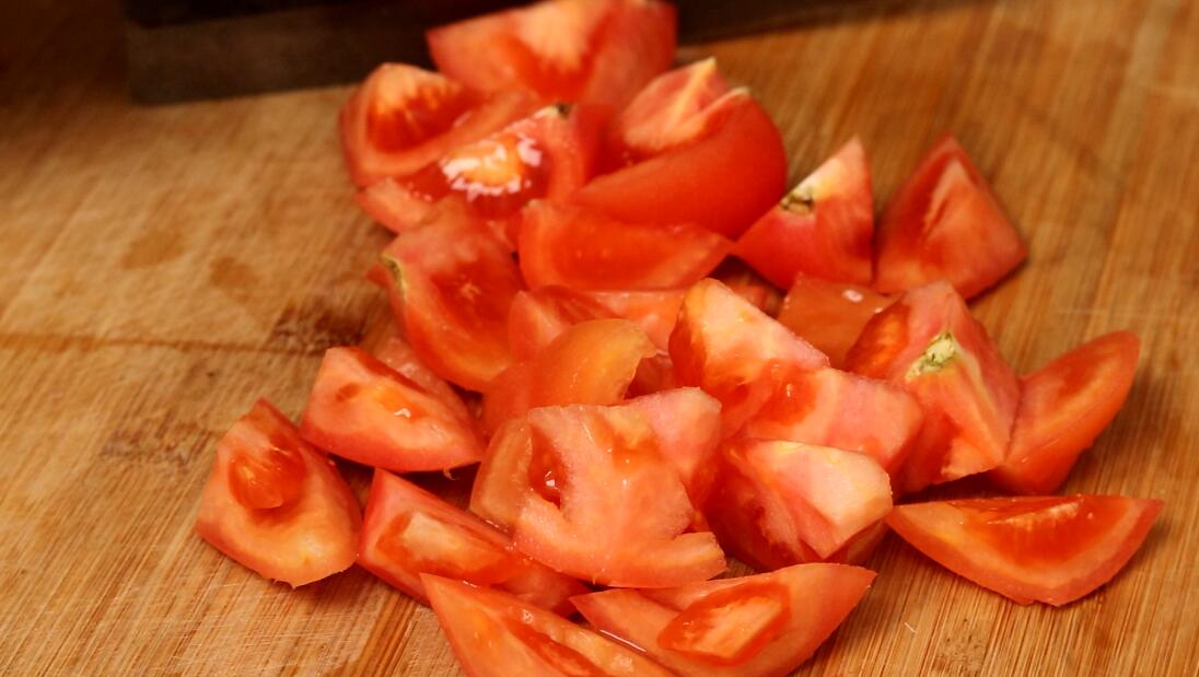 炖排骨切记不要先焯水,炖排骨时有人先焯水有人直接炖