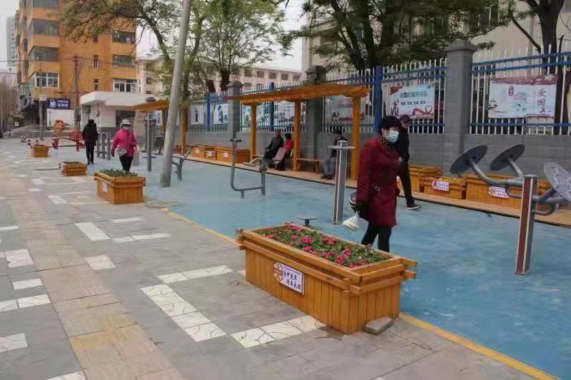 转角处遇见甜蜜，西固区西固城街道牌坊路社区把城市“小伤疤”变成了“桥下蜜园”