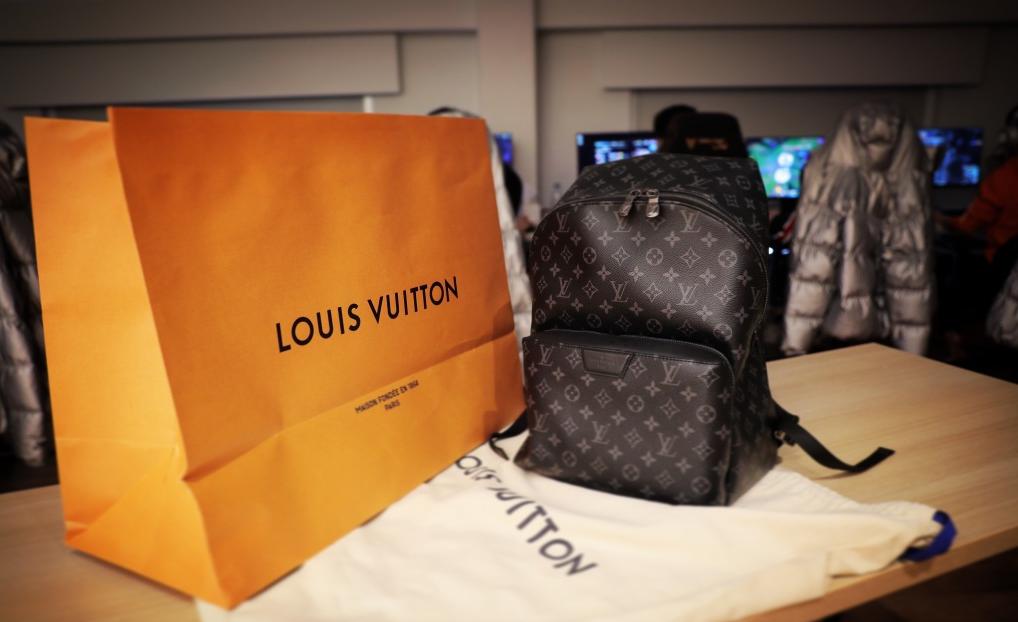 fpx众人送金贡礼物,管泽元余霜rngfpx