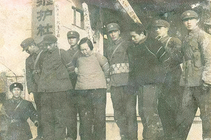 一群农民为了生儿子违反计划生育，攻打县医院，40名护士被抓