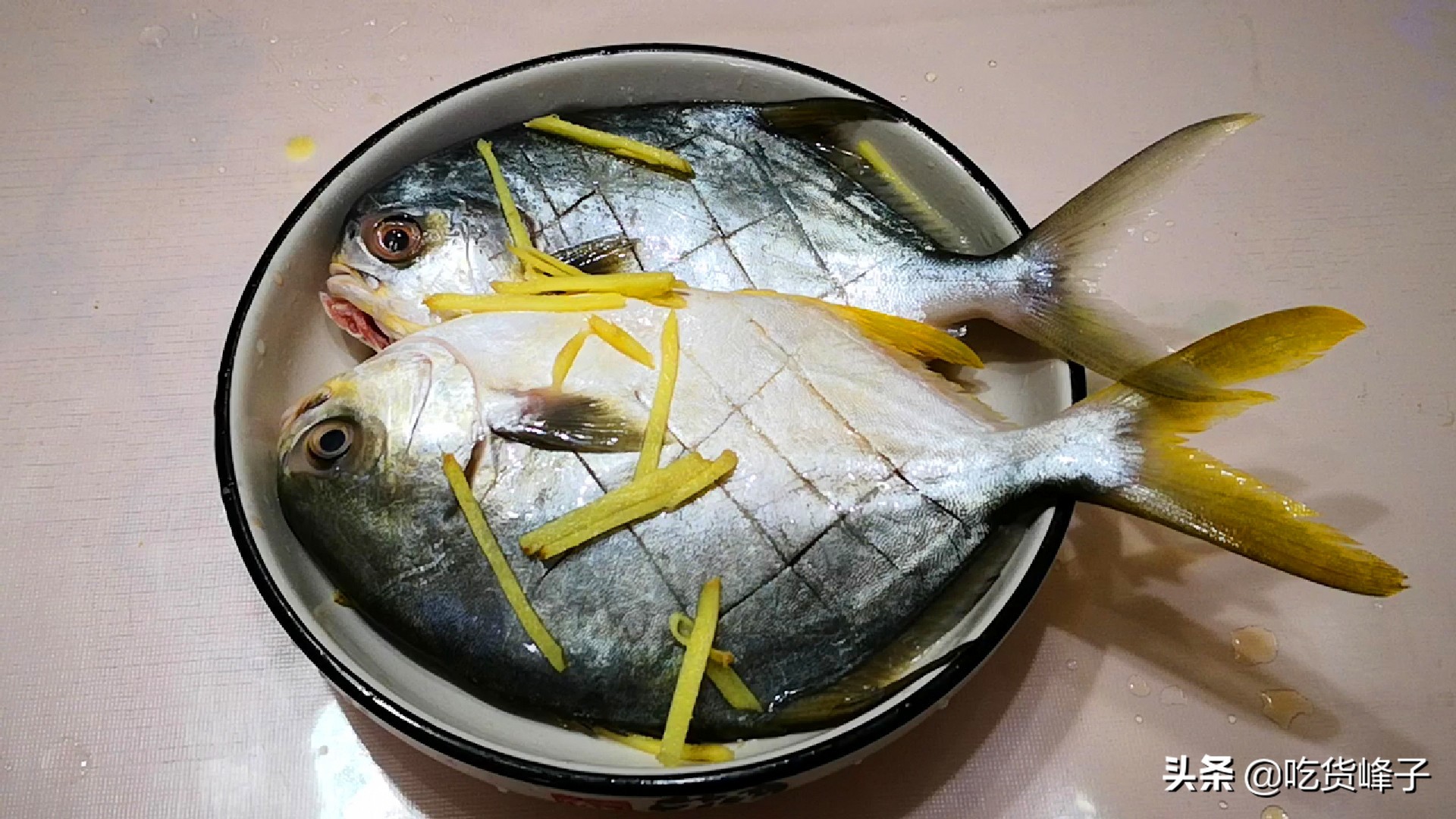 炖鱼出白汤的关键加凉水还是热水,炖鱼时汤加少了再加热水还是凉水