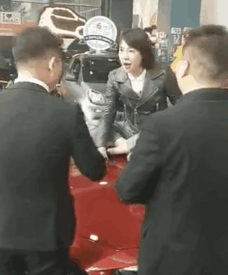 c罗购买的黑色的车 (c罗的车多少元)