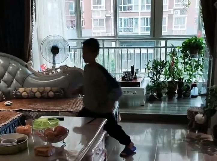 陕西一男孩带女同学回家玩耍,妈妈高兴得立马斥“巨资”开通VIP