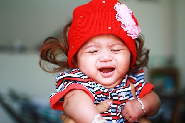 1岁的宝宝半夜饿醒了要不要喂奶,1岁宝宝半夜醒还要奶睡