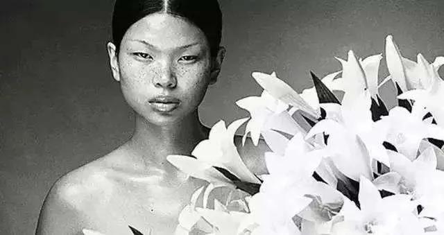 这个敢在客厅挂“*爱性**关系”画的妈妈,太飒了