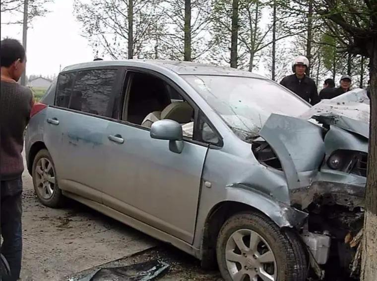 郑州暴雨市民车全部被淹崩溃大哭,郑州暴雨车子被淹