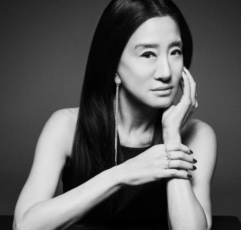 72岁王薇薇庆生照曝光，穿露背裙与男模贴身热舞，火辣身材似27岁