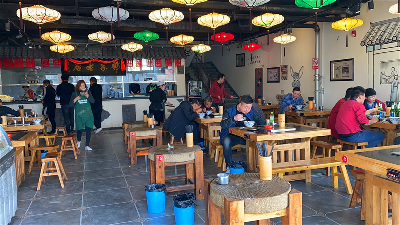 长途跋涉38公里，一人一桌还要量体温，这样的驴肉汤喝得值不值？