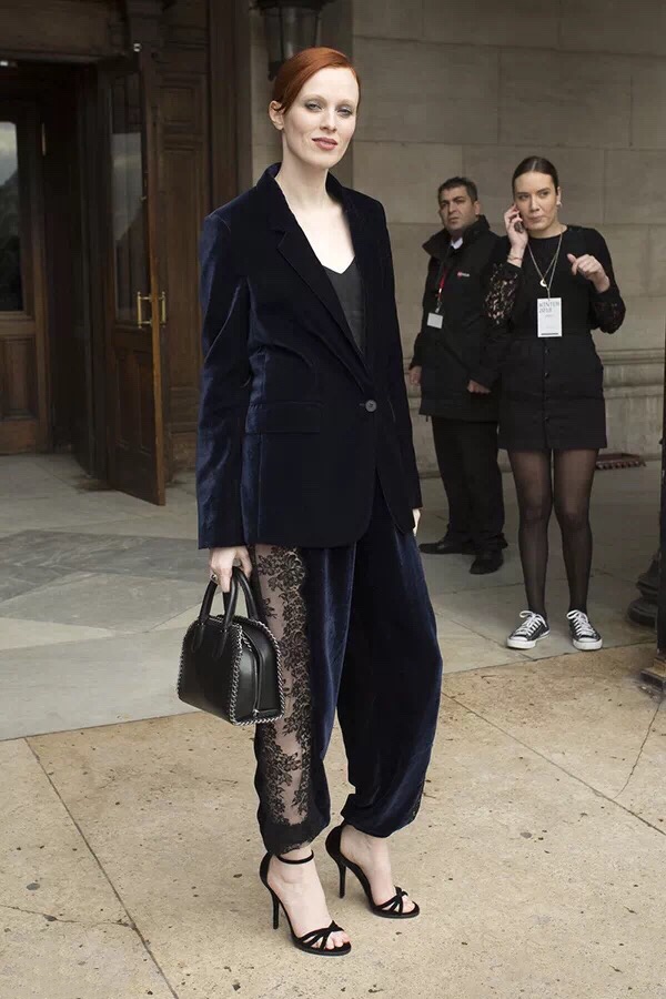 张馨予的露脐装照,张馨予晒近照穿着宽松花式遮肚