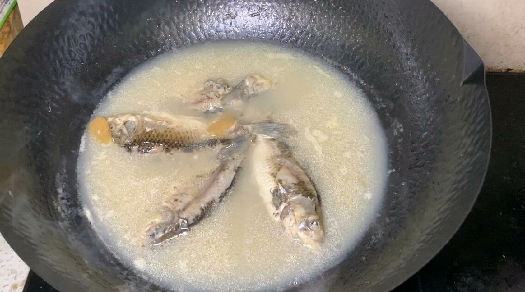 炖鲫鱼汤到底用冷水还是热水,炖鲫鱼汤里面加什么最好