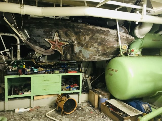 捡了大便宜！俄舰与货船相撞，舰艏红星掉落，竟成货船水手战利品