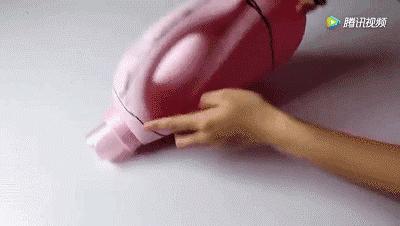 衣服皱皱的没有熨斗怎么让它平整,有折痕的衣服怎样弄平整