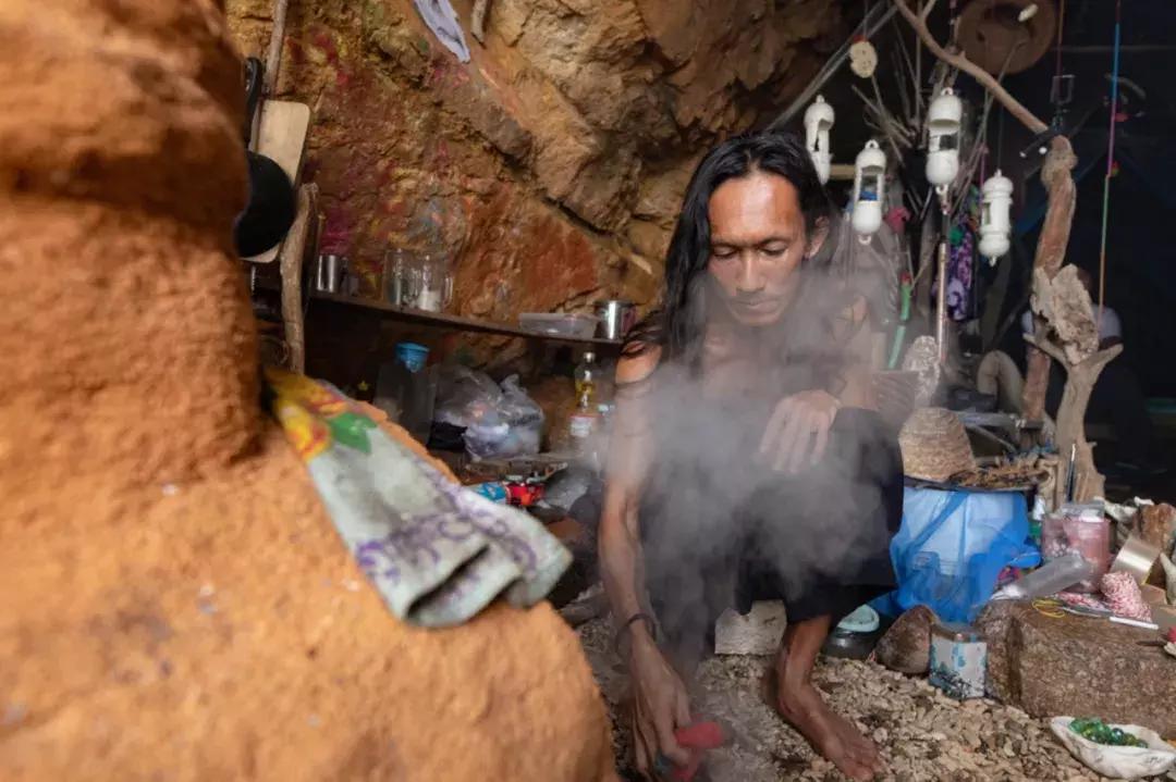 他卖掉豪宅搬进山洞,做出一个全世界风景最好的厕所