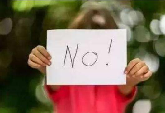 巴西舞蹈家进行“艺术”表演,一位母亲行为引众怒,性教育不可少