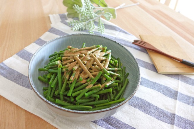 拌凉菜的调料怎么做好吃又香呢,拌凉菜主要少不了的调料