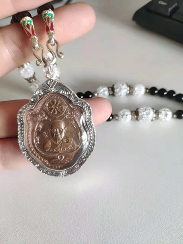 泰国佛牌信仰,双手掩面的泰国佛牌