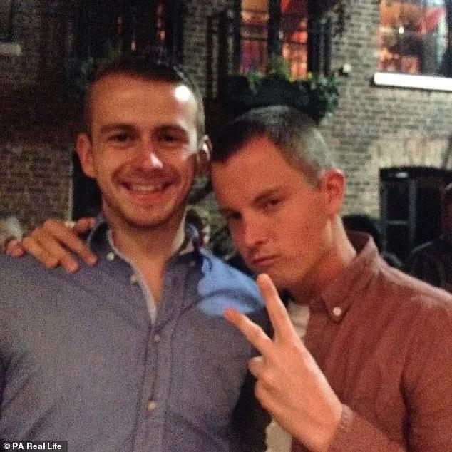 长期戴隐形眼镜眼睛里长满了溃疡,戴隐形眼镜长寄生虫前有哪些症状