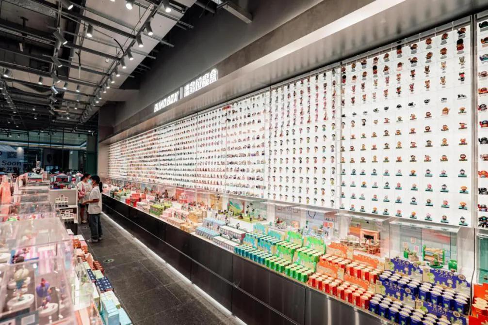 探店|KK集团潮玩店X11:联名手办火热,背后是年轻人的情绪投射