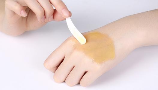 双手脚跟老人一样干裂粗糙,冬季双手粗糙干裂