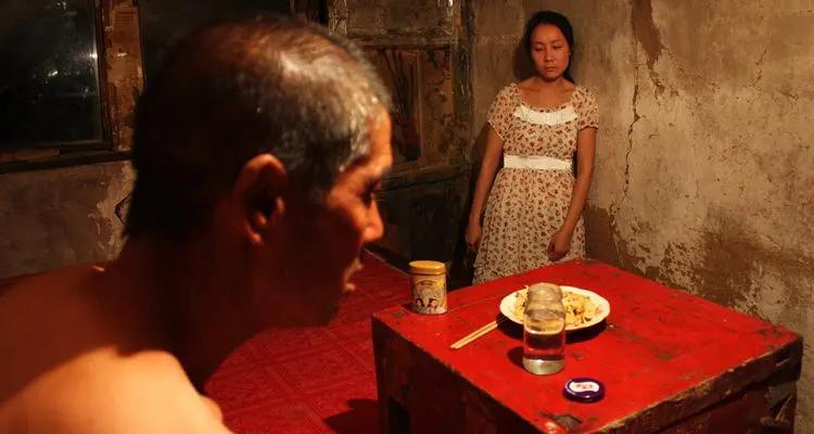 农村人性*理片伦**，揭开农村老光棍的欲望心酸，拍得毫不避讳