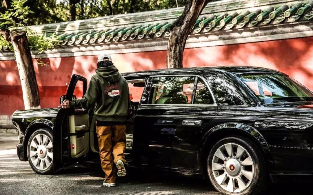 穷人富人超级富人的穿着,穷人穿品牌富人穿衣服