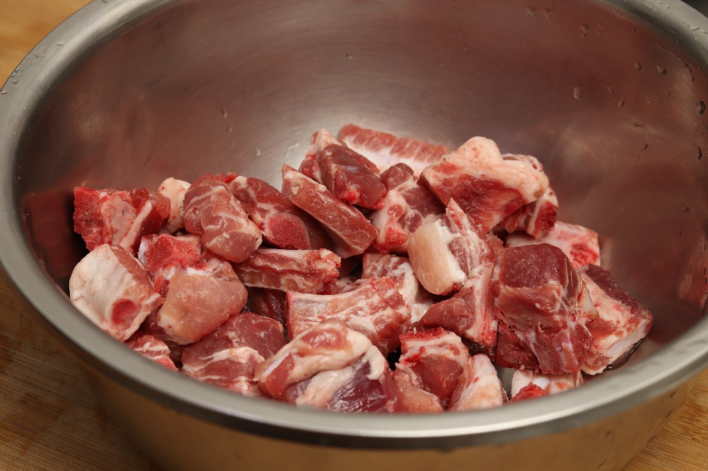 炖排骨切记不要先焯水,炖排骨时有人先焯水有人直接炖