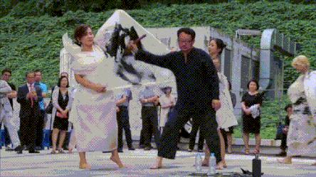 开心一刻gif下雨天,搞笑gif笑到肚子疼意外瞬间特辑