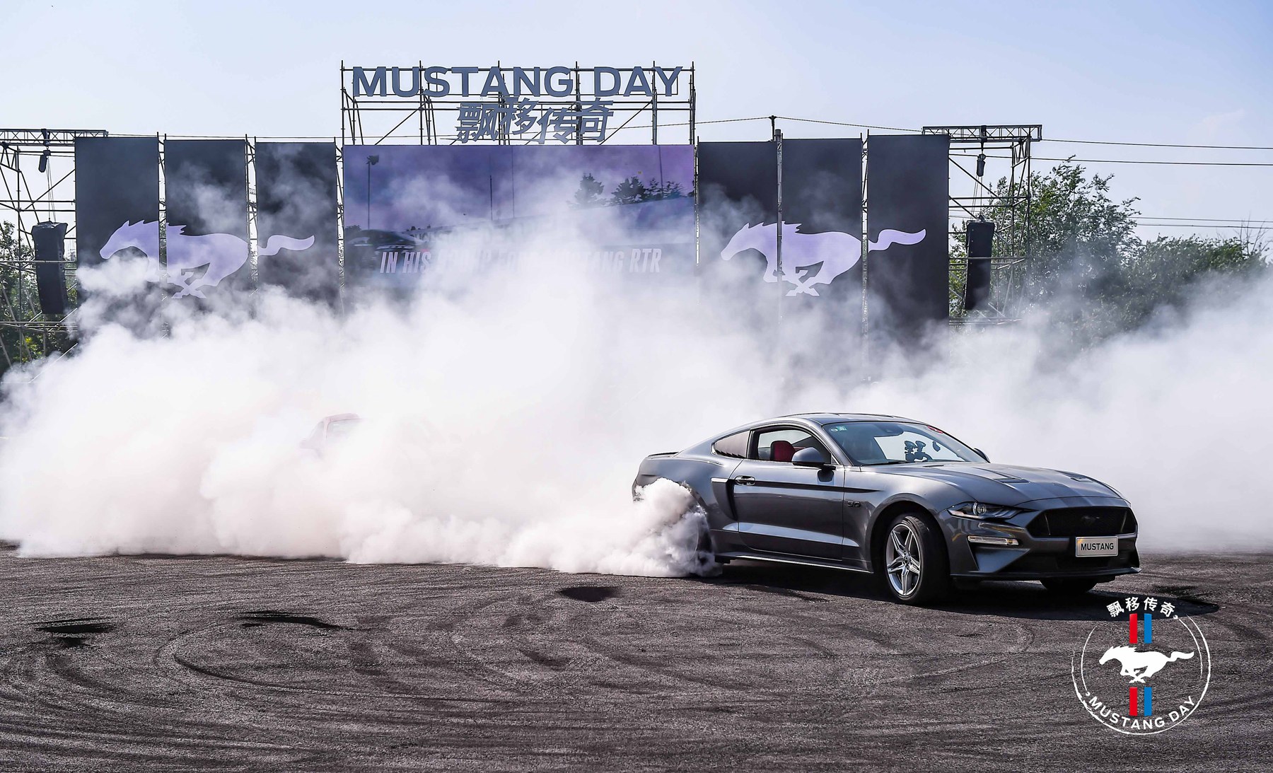 开mustang漂移,烧胎起步漂移的视频