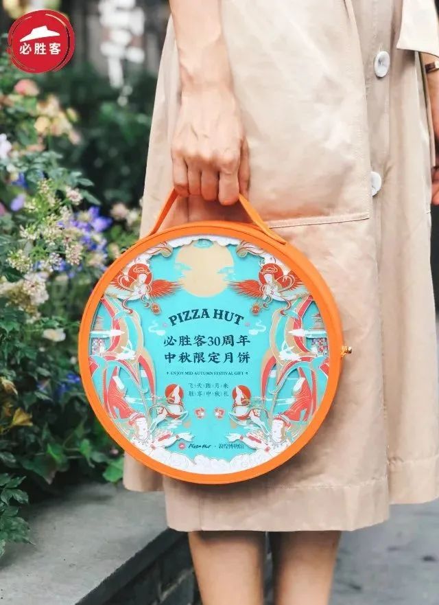 卡姿兰x必胜客的“下午茶”主题彩妆包装,梦回爱丽丝