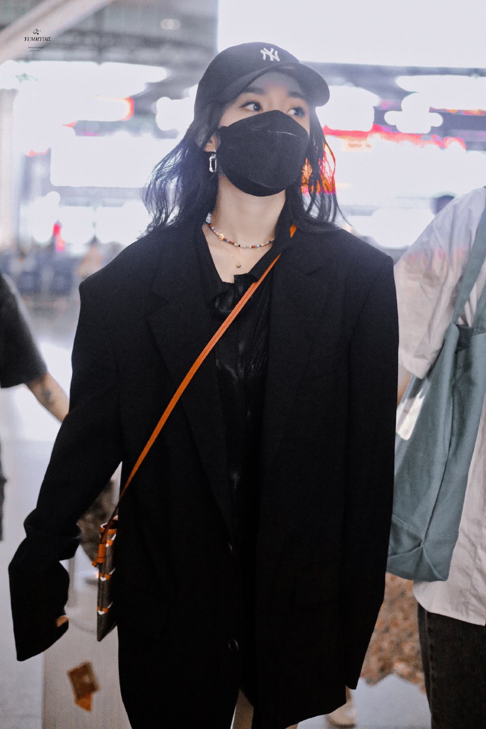 杨幂蓝色三道杠拉链外套穿搭,杨幂戴卡其色棒球帽机场街拍