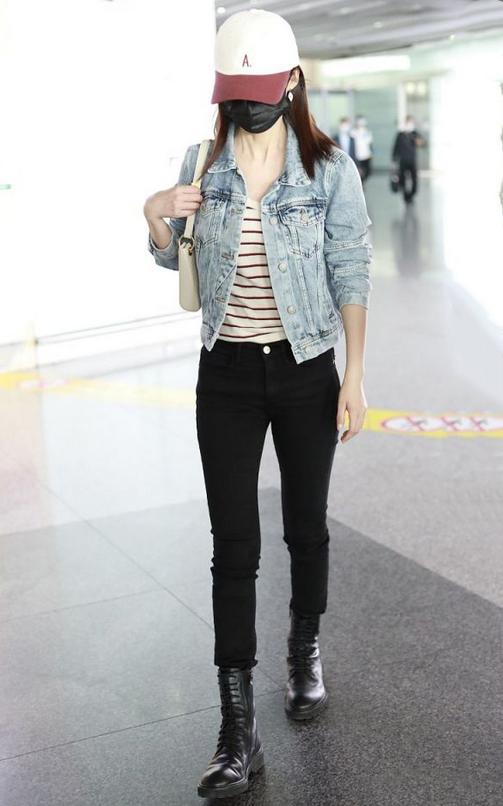 李沁运动风穿搭现身机场,李沁穿白色外套配黑色紧身裤