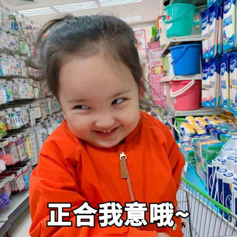 关晓彤穿粉红色羽绒服,关晓彤穿黑羽绒服