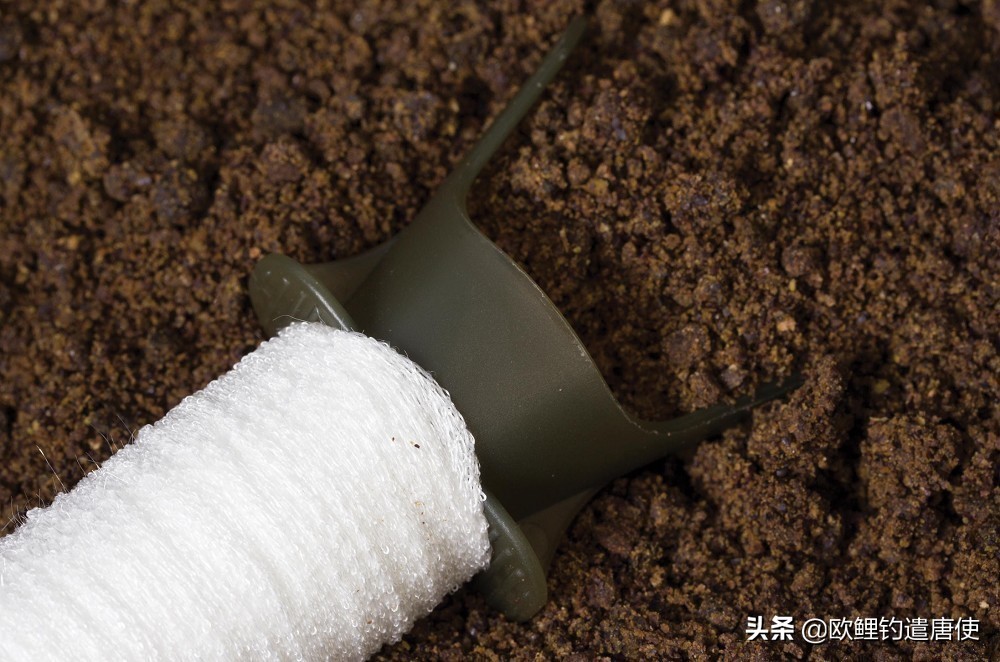 外国人钓鱼打窝技巧,老外用超大饵钓鱼