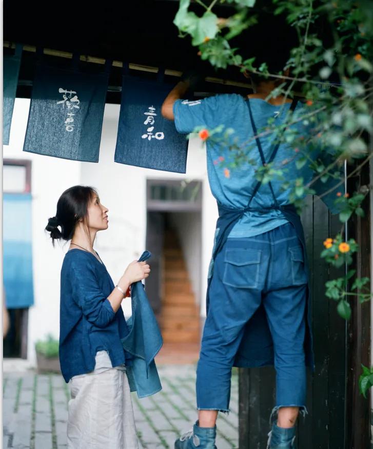 租下城郊200㎡小院,和陌生人一起生活5年:唱歌、染布、盖树屋
