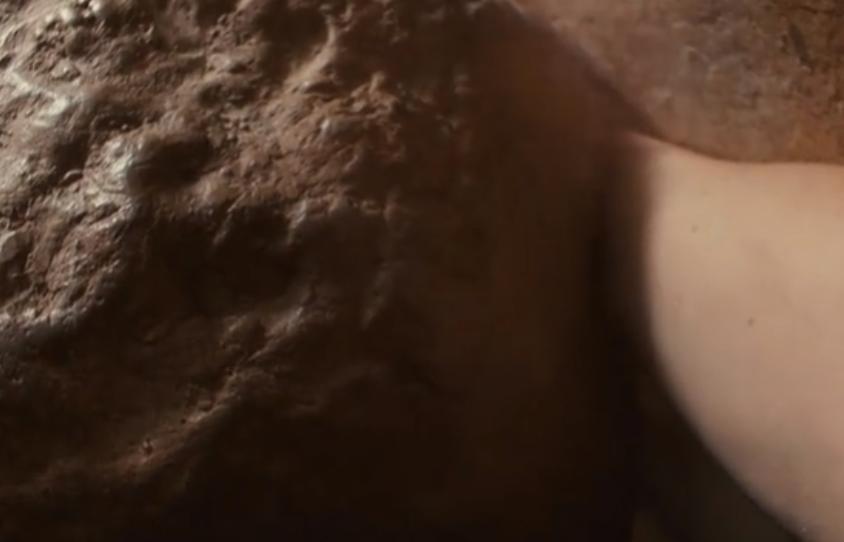 又渴又疼！手臂被石头卡住五天五夜？这部电影告诉你如何断臂求生