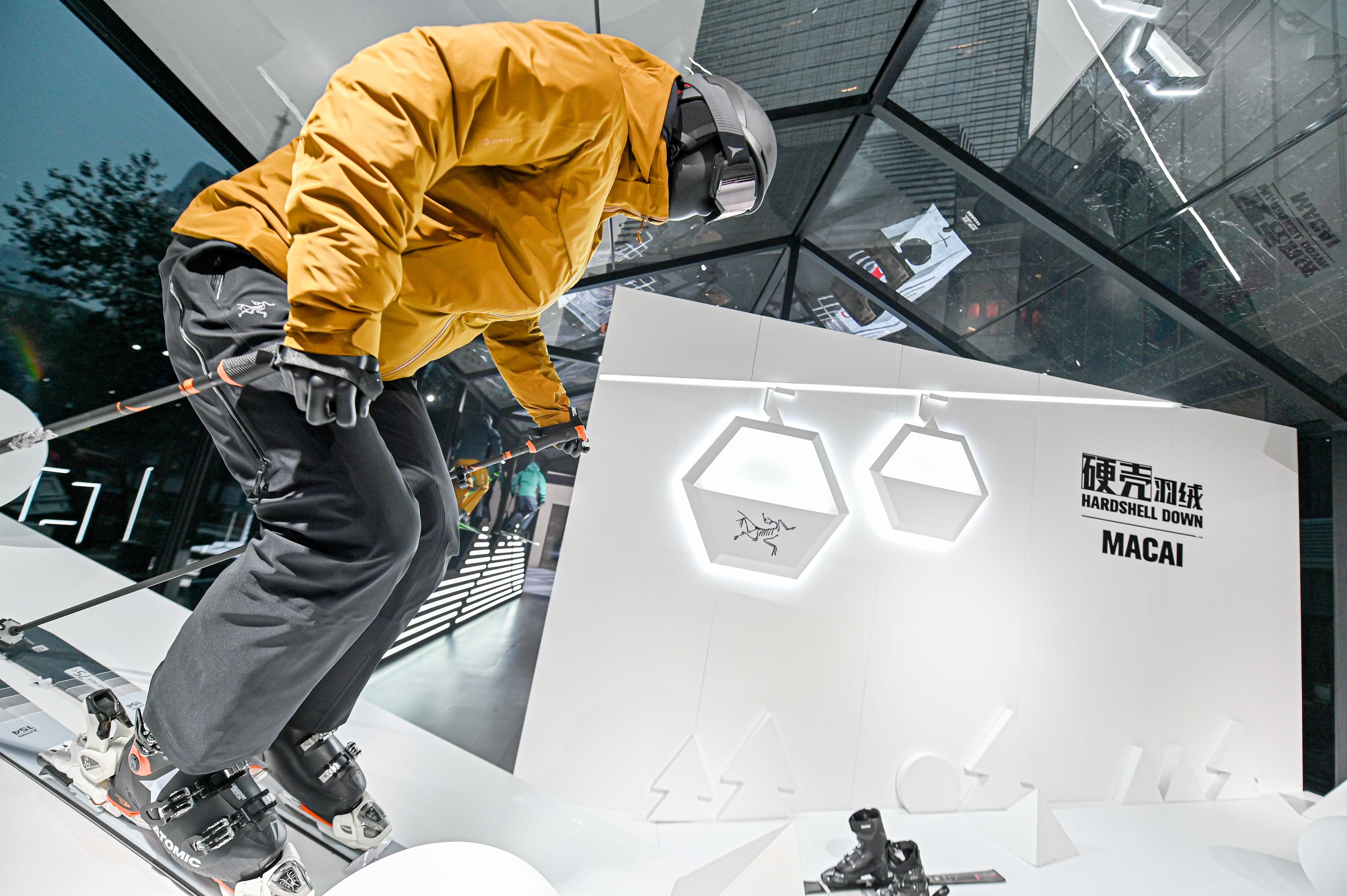 李佳琦和徐正溪一起买菜？“户外爱马仕”始祖鸟这回玩的超硬核