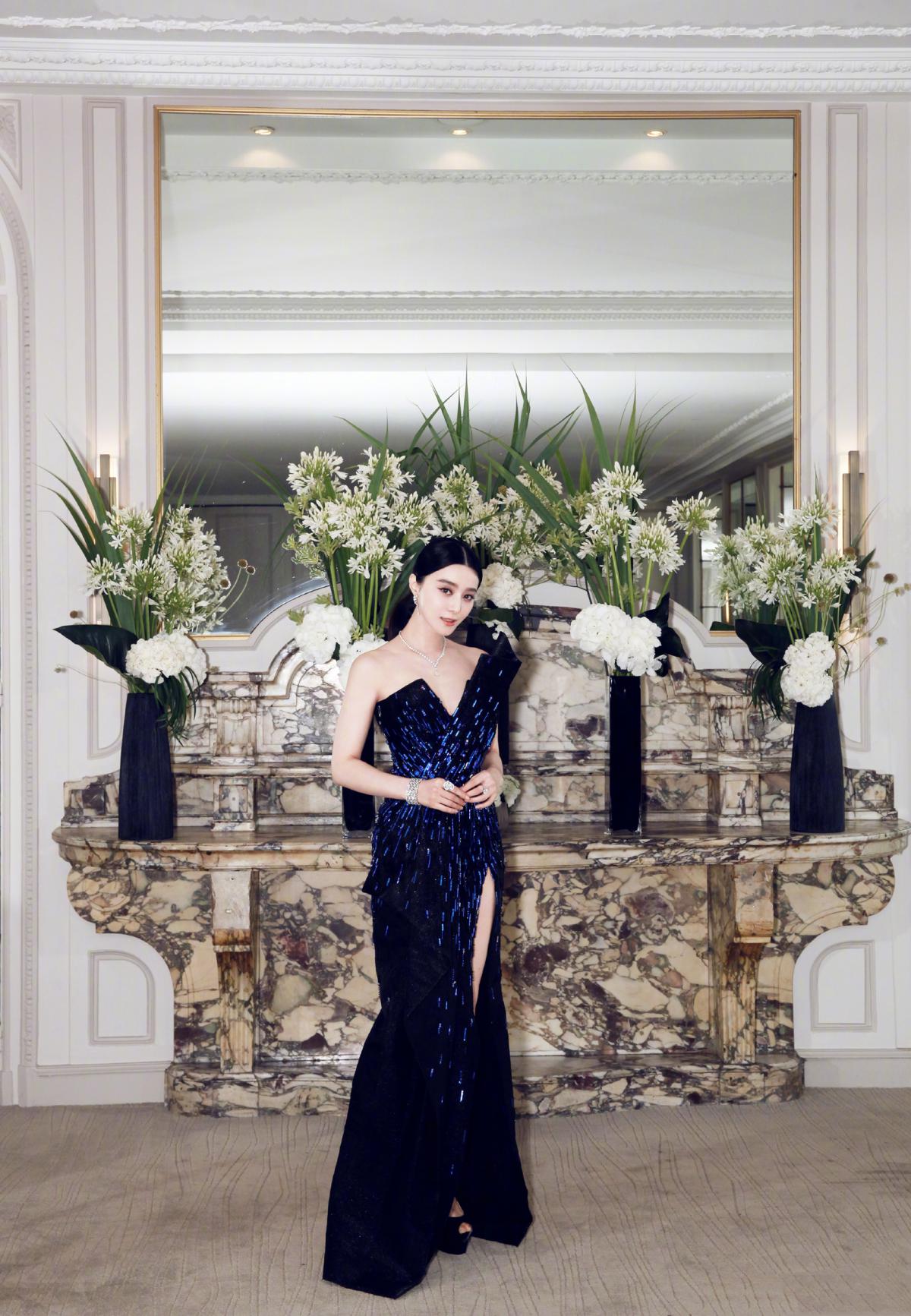 范冰冰也忒“彪悍”!披条“床单”就去走红毯了,被记者疯狂*拍偷**