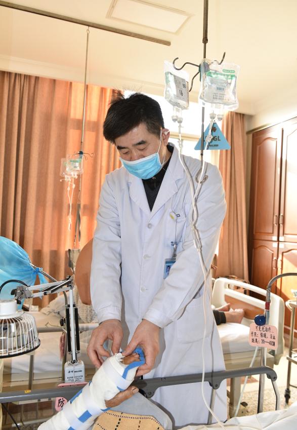 肘关节僵硬怎么治?这个医生在抖音接待全国患者咨询就诊