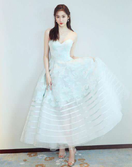 穿“抹胸裙”怕露、怕掉？学会5个套路，告别尴尬，美得让人心动